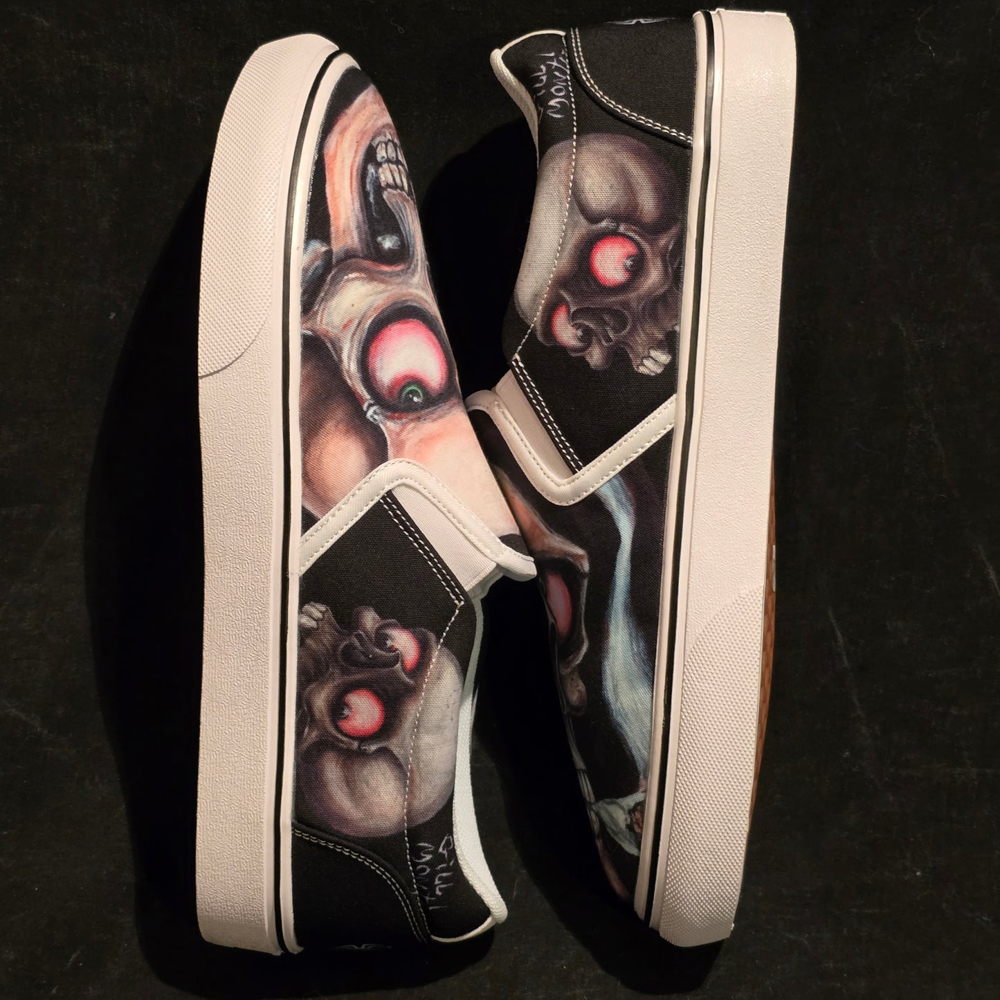 Smoking Skulls Slip on